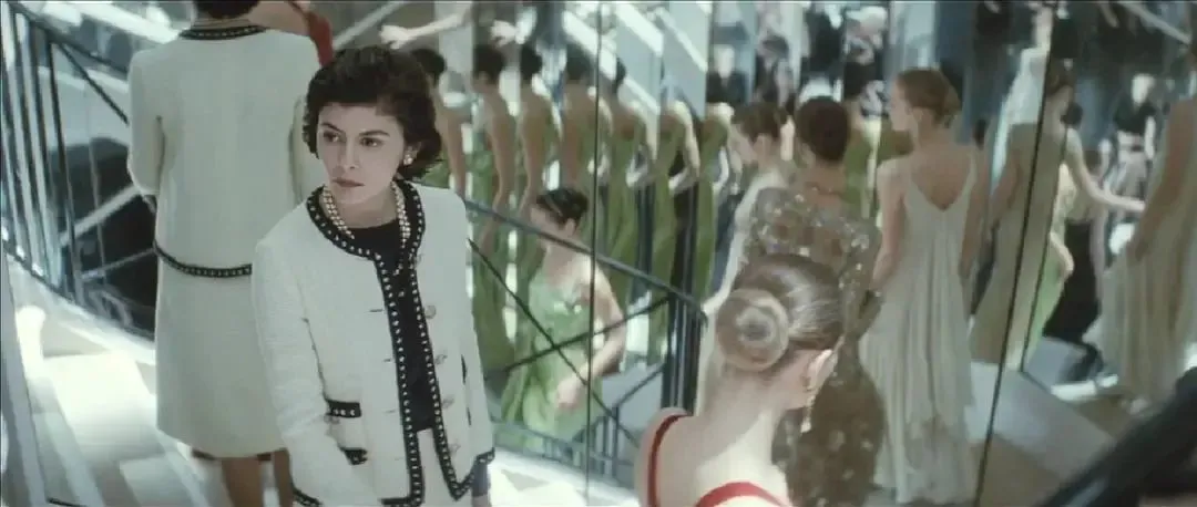 女性佩戴珠宝是为了取悦自己、奖励自己。(图/《时尚先锋香奈儿》)