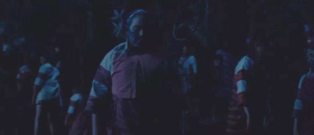 《赛德克·巴莱》中，原住民妇女为方便族群男性与日军作战，集体自杀