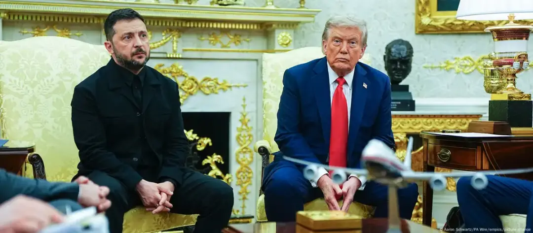 ��8��18�գ��ڿ�����ͳ����˹������ƽ���ľ��·���磬�Ĵ�����ʽ�ĺ�ɫ��������װʽ���ס� ͼԴ��New York Times