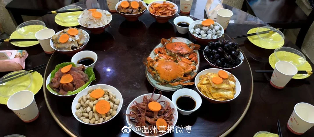 大圆桌、高脚碗、龙凤盘、十大盘…温州人家里的年夜饭照片流出!