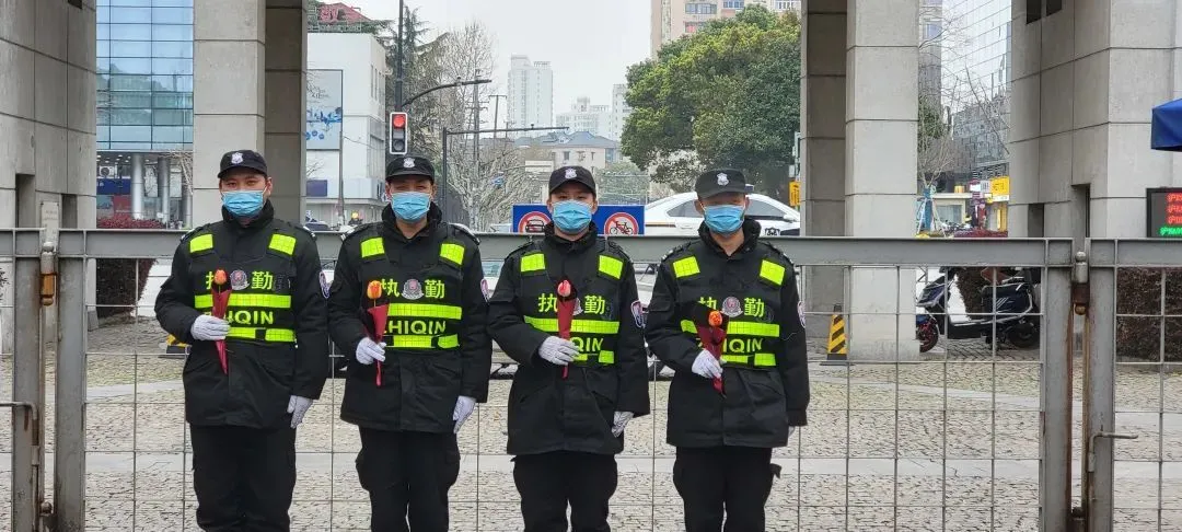 这样的双向奔赴太温暖！感谢后勤叔叔阿姨的辛勤付出，上海大学生送上书信和亲手栽种的鲜花-感谢后勤工作人员为我们提供
