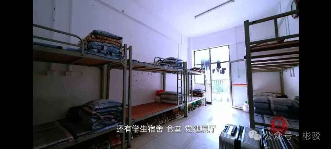 凤凰晚报|27岁史上最年轻白宫发言人刚刚当妈，产后不到2周就返岗相助特朗普