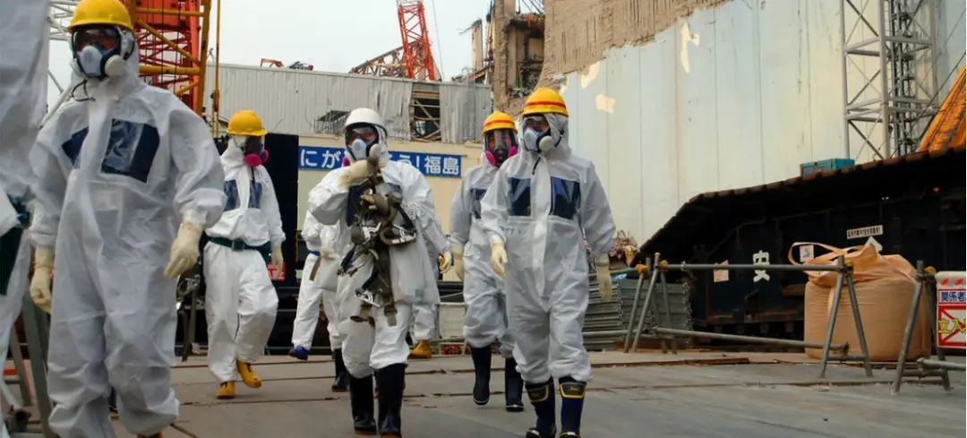 国际原子能机构工作人员查看福岛第一核电站4号反应机组。（图/UN News）