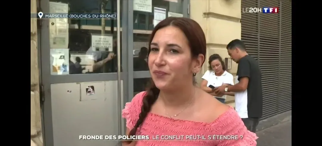 ▲ 这位女士前往马赛警察局报案，结果被告知下周一再来。（TF1报道截图）