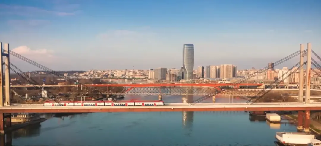 一辆列车运行在匈塞铁路塞尔维亚境内贝诺段横跨萨瓦河的大桥上