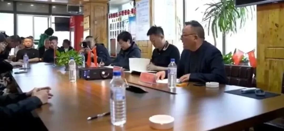 辽宁锦州烧烤协会开会讨论淄博烧烤爆火现象。（图源网络）