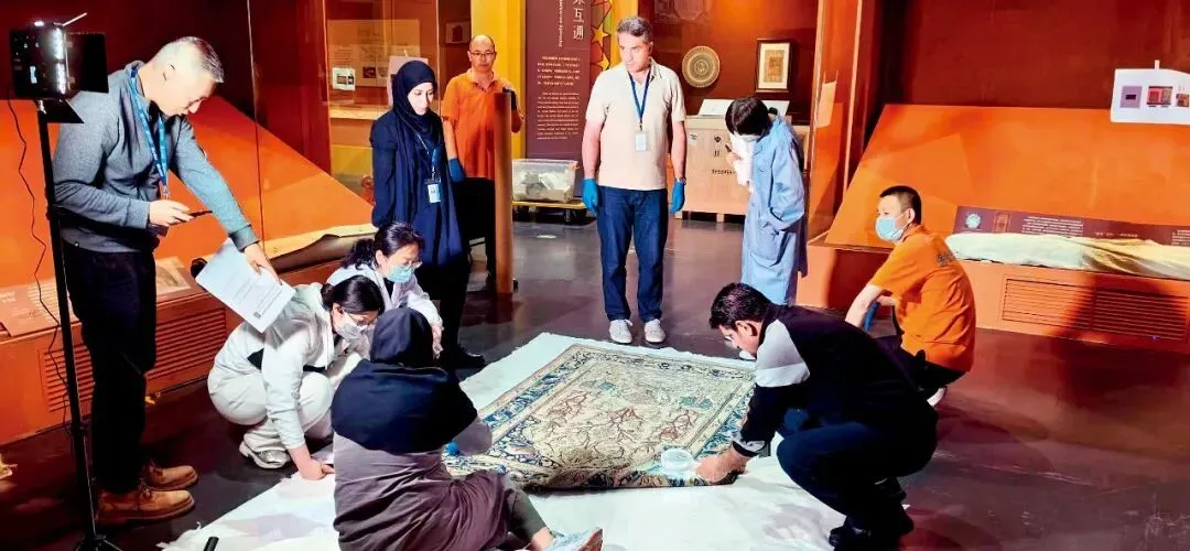 内蒙古博物院“流动的星河——波斯文化艺术瑰宝展”布展中。图/受访者提供