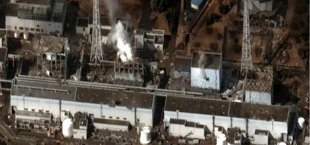 2011年3月16日，卫星拍摄的福岛第一核电站影像。从右至左分别是在事故中受到严重损坏的1号机至4号机组。（图/Wikimedia Commons）