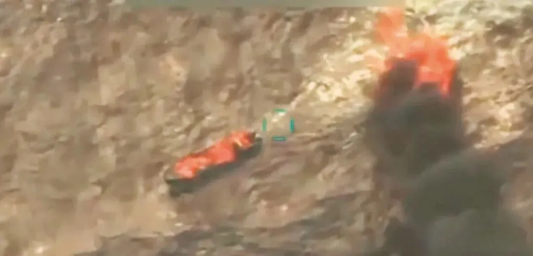 美军在委内瑞拉近海击中一艘涉嫌贩毒的快艇。（视频截图）