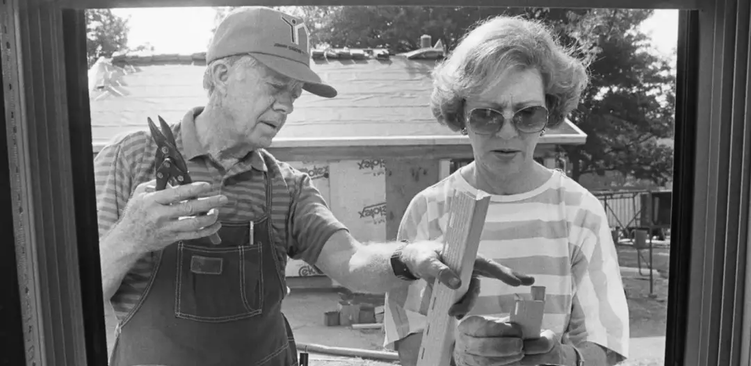 · 1986年，卡特夫婦在為”仁人家園“做木工活。
