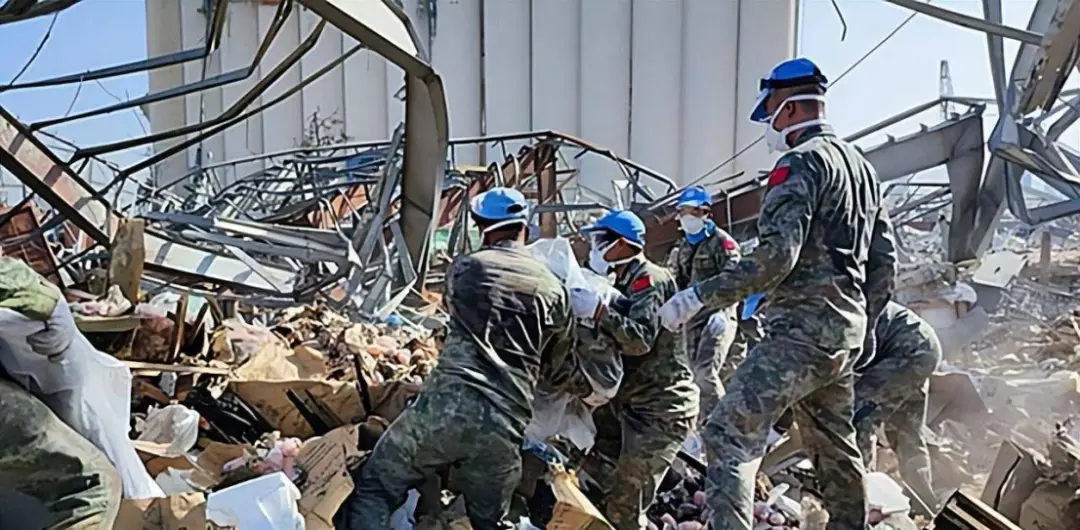 �Ʋ�������һ�����˷�ת����ɫ�о�����һ֧���������