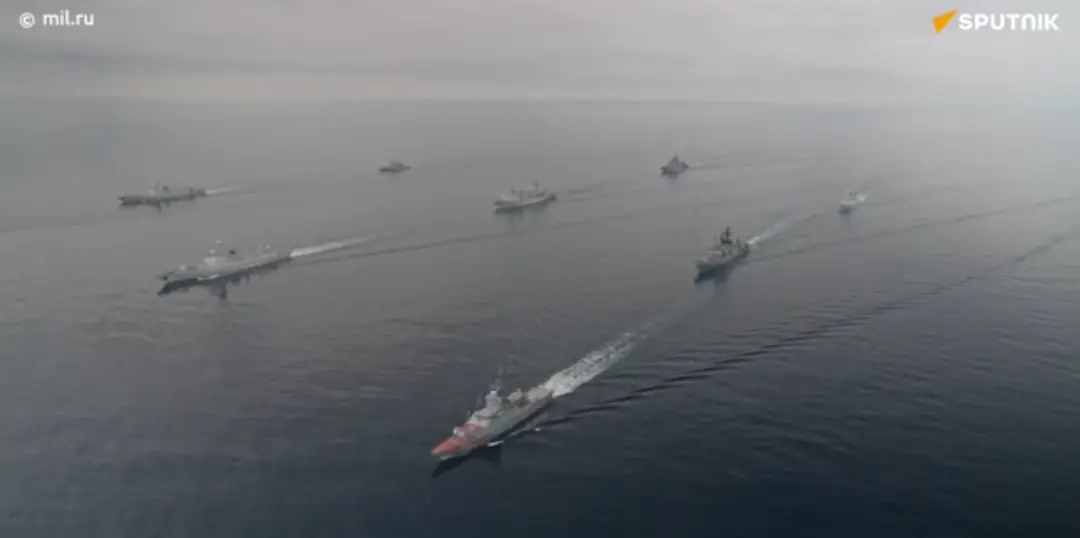 中俄海军舰艇编队进行海上联合巡航。视频截图
