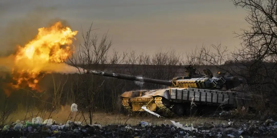 坦克在恰索夫亚尔地区开火