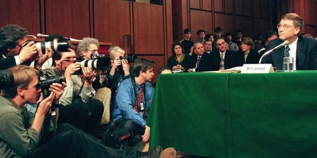图/1998年5月，时任微软CEO比尔·盖茨在美国国会参加听证会，为微软涉嫌垄断辩护。图源：Jessica Persson/AFP