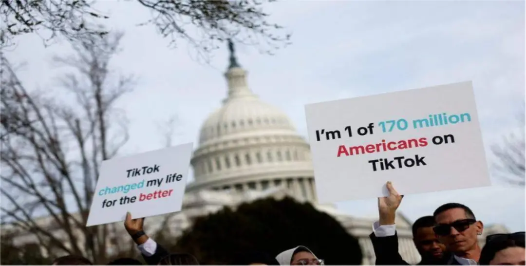 ▎3月13日，TikToK用户在美国众议院场外举行抗议。