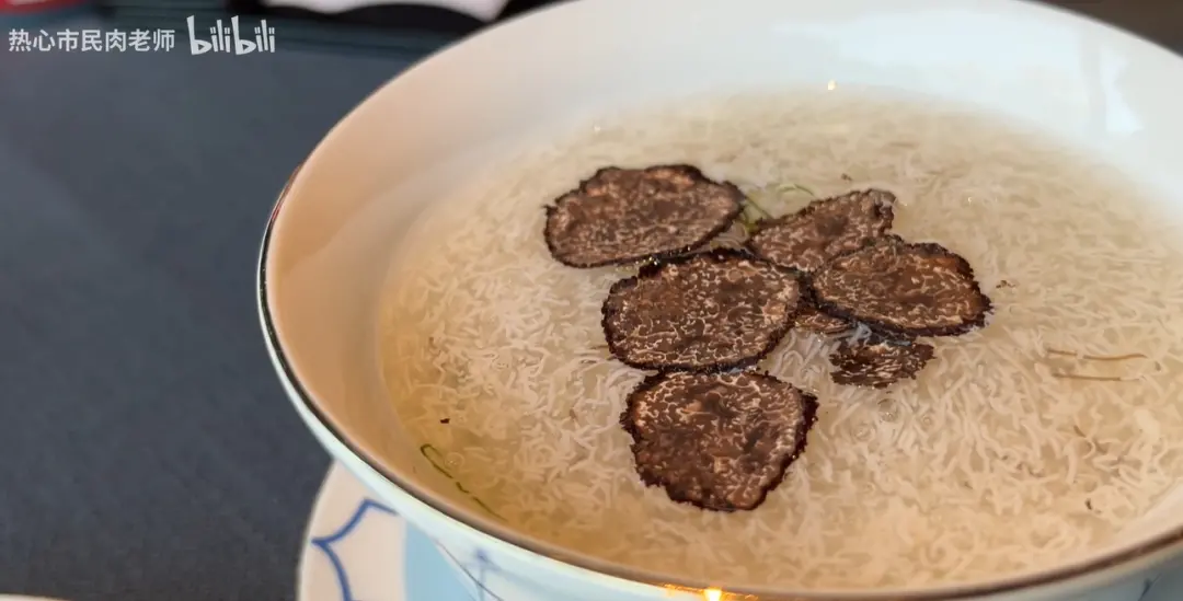 △小小一碗文思豆腐配黄桥烧饼,售价68元。