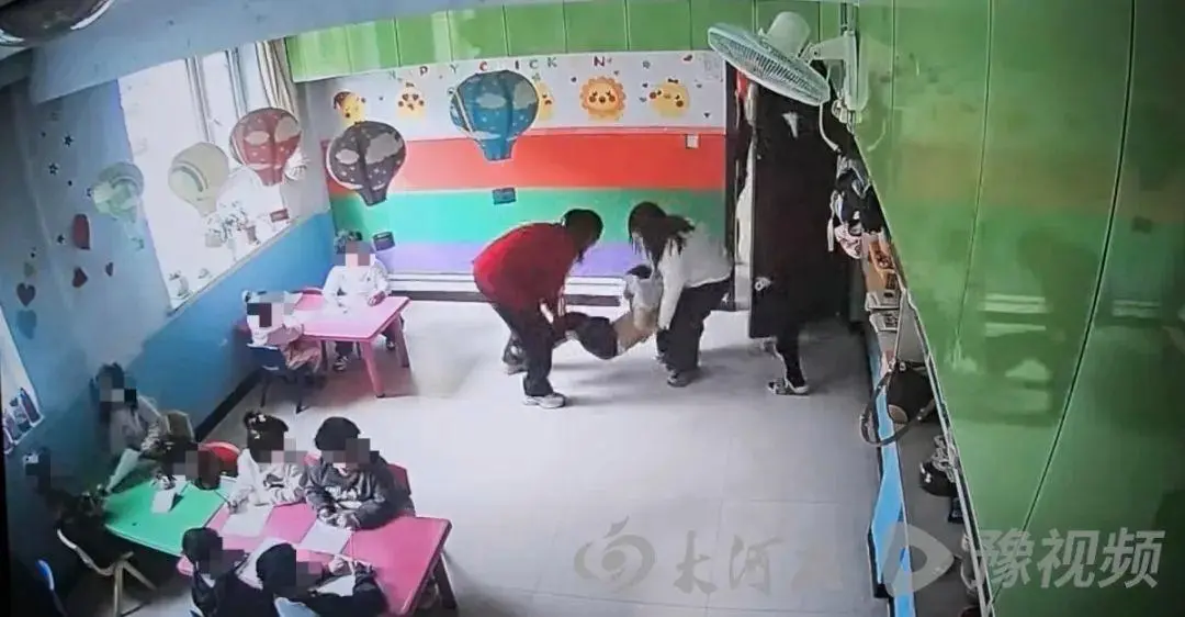 ▲涉事幼兒園的監控視頻畫麵 據大河報