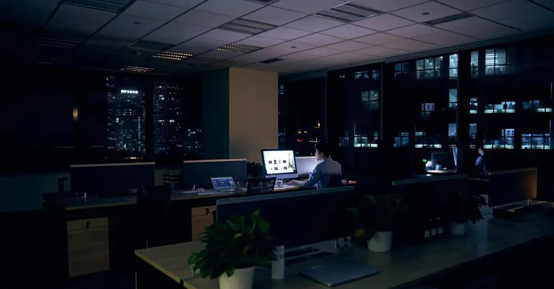 身在互联网“大厂”的人，熬夜加班难以避免，他们的健康也在无形中受损（视觉中国 供图）