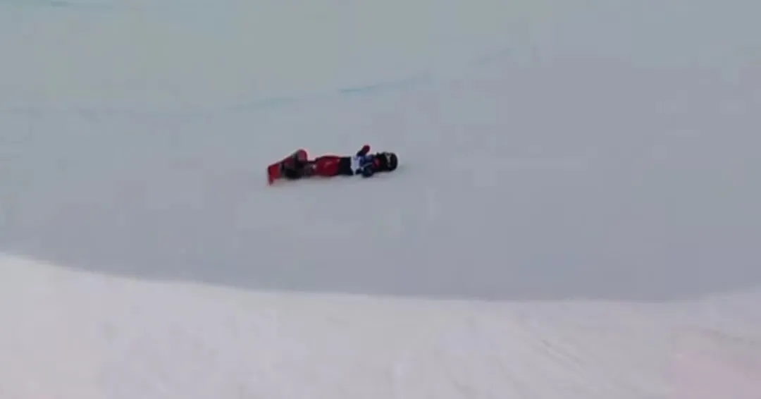 米兰冬奥会中国选手刘佳宇意外摔倒 被担架抬离现场