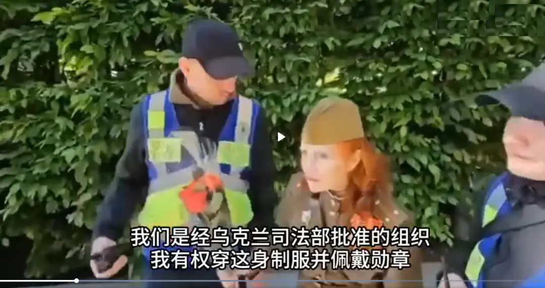 5月9日胜利日纪念当天，有乌克兰老妇人身着类似苏联红军制服服装出现在公众场所，遭到乌克兰执法人员阻拦 图：“北京时间”视频截屏