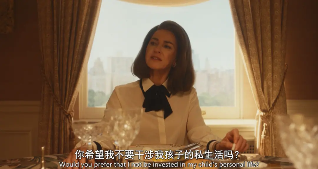 演员娜奥米·沃茨饰演杰奎琳·肯尼迪。（图/《爱情故事：小约翰·肯尼迪与卡罗琳·贝塞特》）