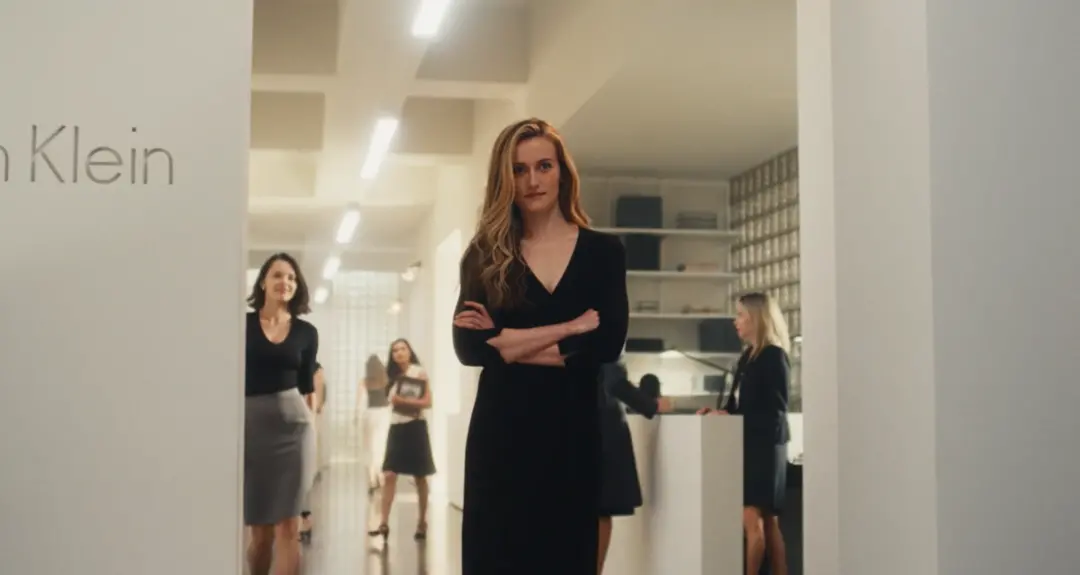 卡罗琳在CK办公室，空间设计和人物穿搭都代表极简主义美学。（图/《爱情故事：小约翰·肯尼迪与卡罗琳·贝塞特》）