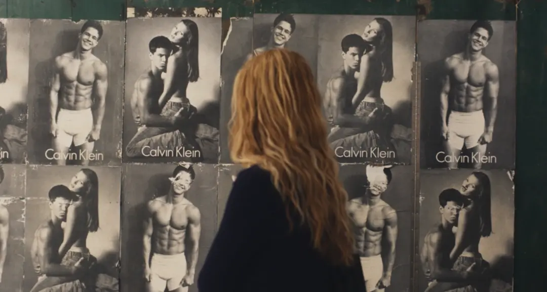 Calvin Klein和它极具识别性的视觉符号。（图/《爱情故事：小约翰·肯尼迪与卡罗琳·贝塞特》）