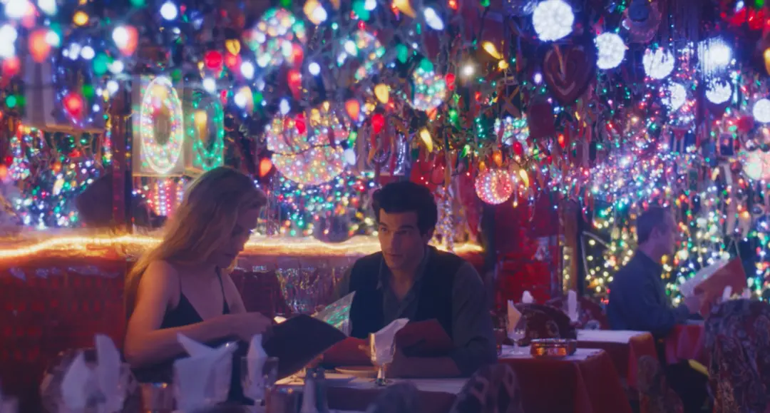 剧中两人第一次约会的印度餐厅，在戏外成了网友们的打卡点。（图/《爱情故事：小约翰·肯尼迪与卡罗琳·贝塞特》）