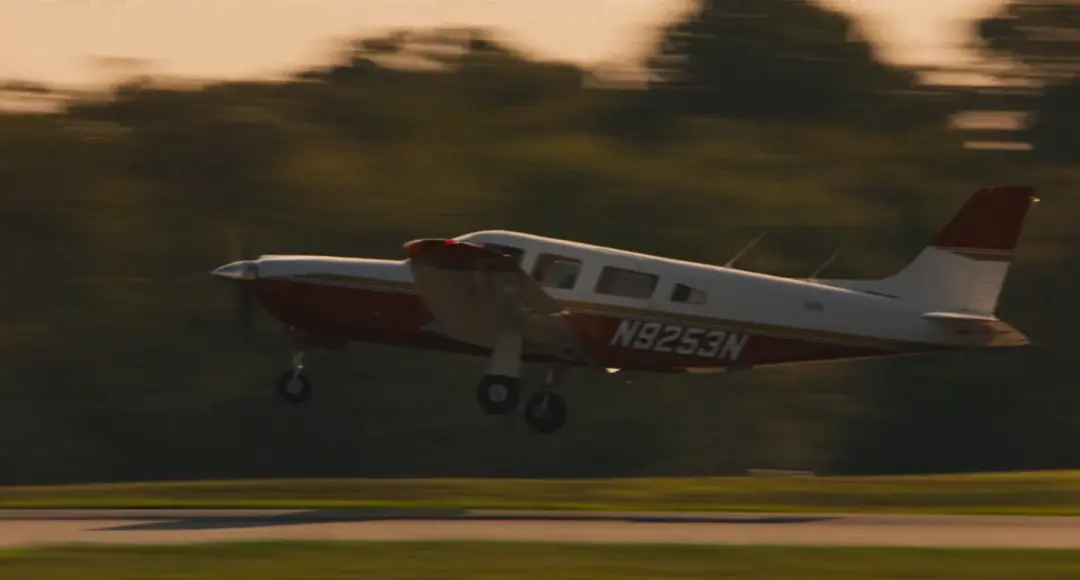 那架夺命飞机。（图/《爱情故事：小约翰·肯尼迪与卡罗琳·贝塞特》）