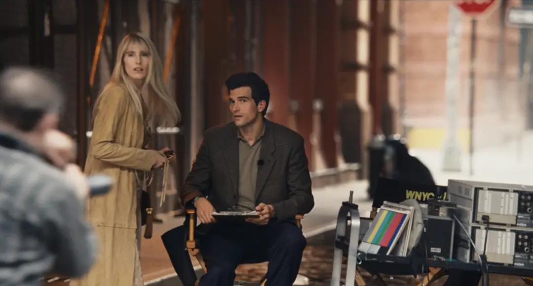 以达丽尔·汉娜为原型的角色（左）比较有争议。（图/《爱情故事：小约翰·肯尼迪与卡罗琳·贝塞特》）