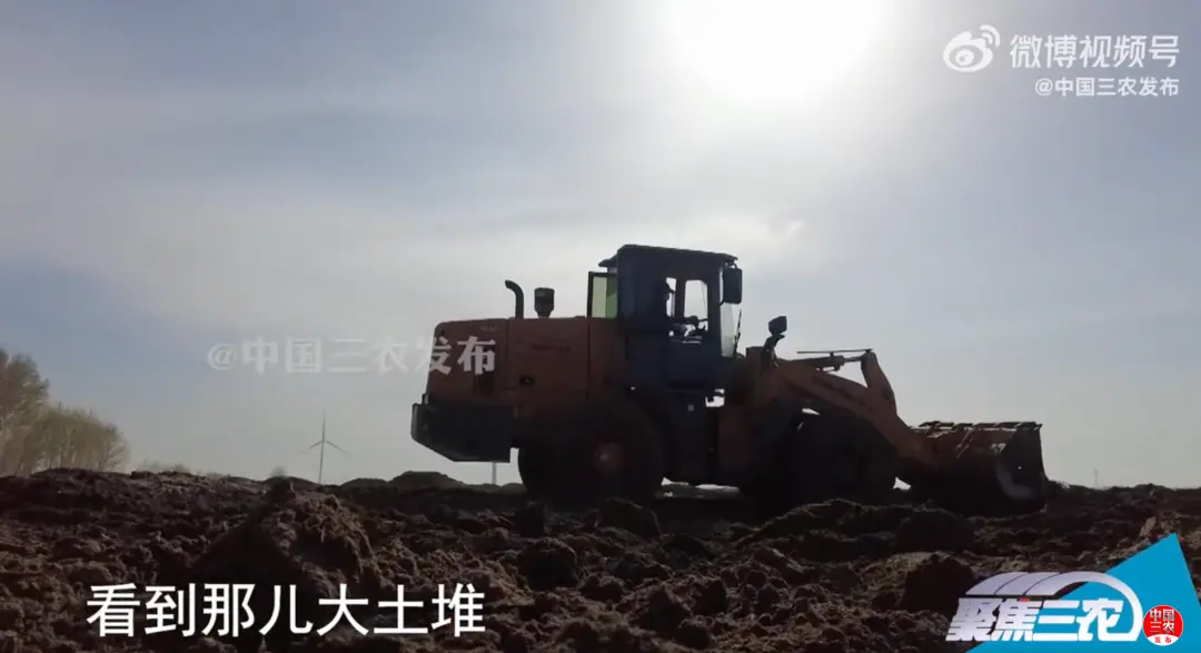 农户用于推平土地的推土机/图源：中国三农发布