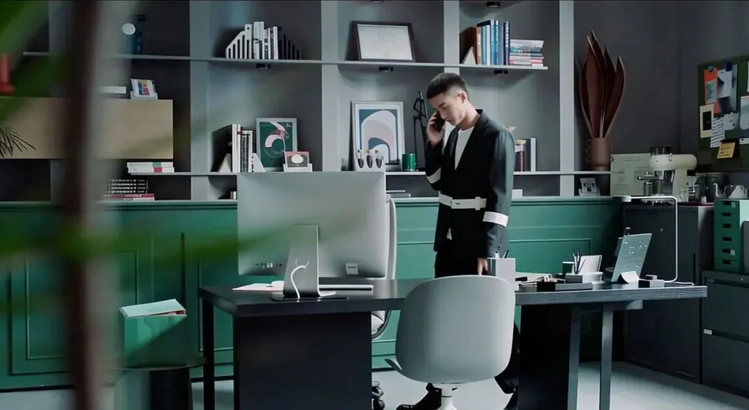 “大厂打工人”曾经是精致白领的代名词。（图/《我在他乡挺好的》）