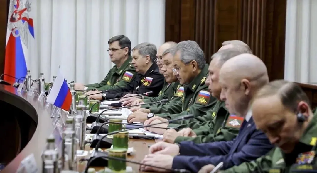 2018年11月7日，普里戈任（右二）在莫斯科出席了有俄罗斯国防部高级官员和利比亚国民军成员参加的会议。该照片取自利比亚国民军发布的一段视频。图源：AP
