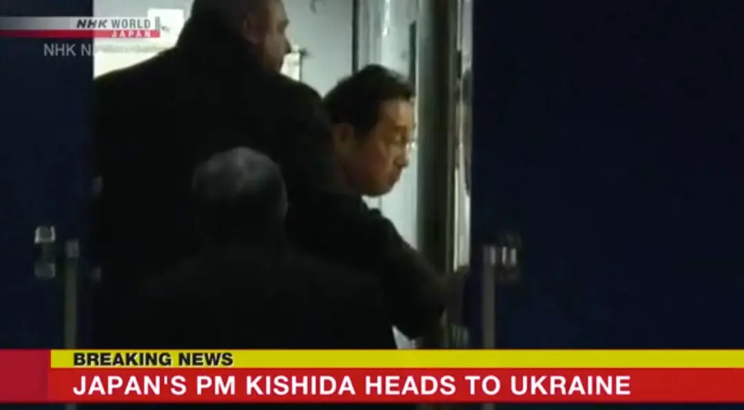 岸田文雄登上前往乌克兰的火车。NHK报道截图