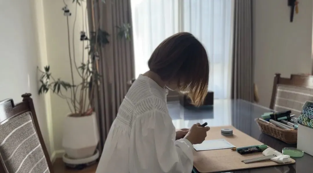 现在的李娜养成了画画的爱好。受访者供图