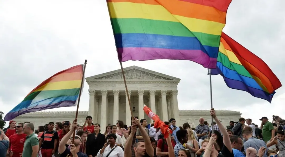 ▎2015年6月26日，人们在华盛顿最高法院对同性婚姻做出历史性裁决后庆祝。图源：MPR新闻