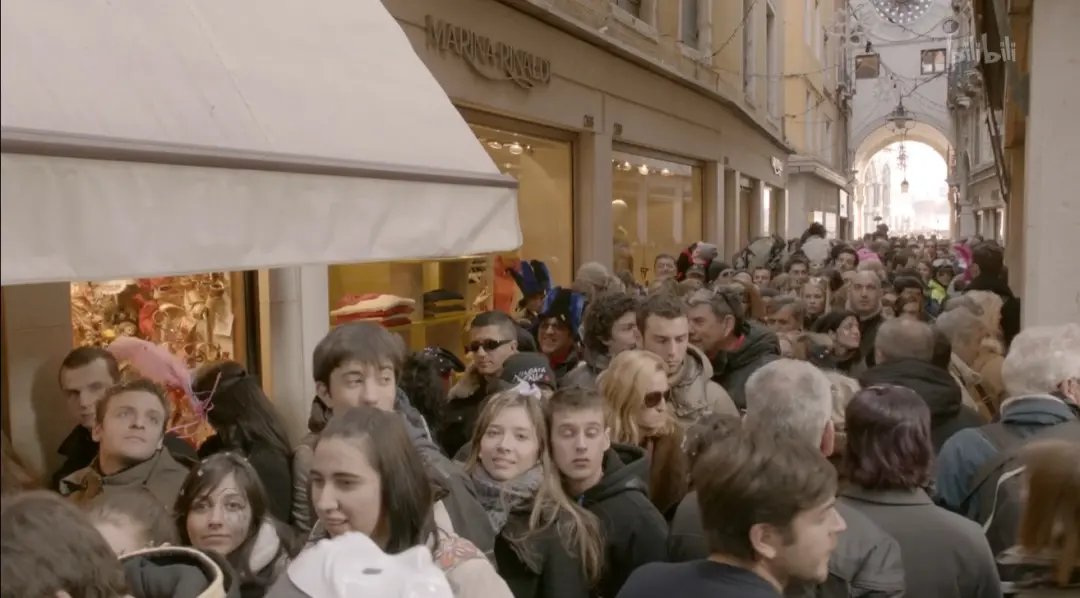 △ 旅游旺季，威尼斯“购物街”人满为患。（图/纪录片《我爱威尼斯》）