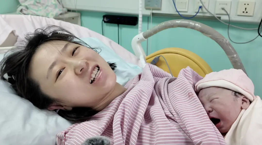 程旭的笑容和新生儿的啼哭相重叠/记者拍摄