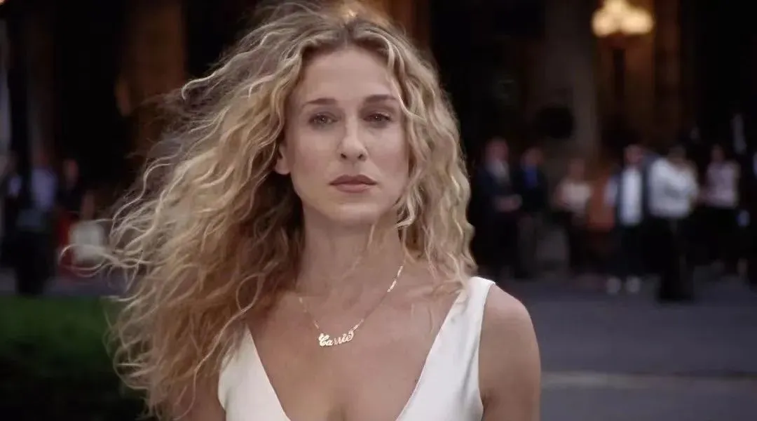 《欲望都市》中的Carrie Bradshaw的金色项链。(图/《欲望都市》)