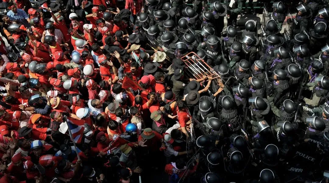 ◆2000年围绕他信去留的“红衫军”运动引起的街头冲突，曾是泰国政治局势恶化的标志之一。