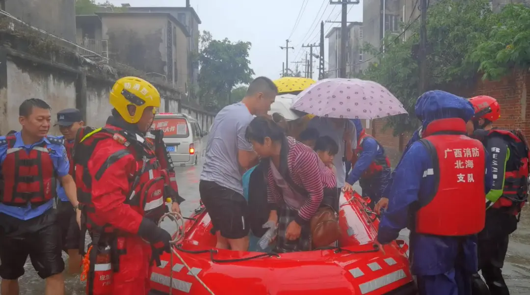 消防救援人员解救被困群众 图片来源：央广网