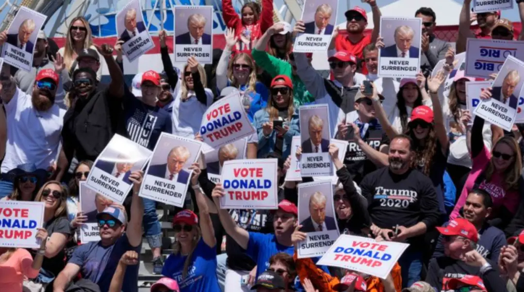 ◆5月11日在新泽西州怀尔德伍德举行竞选集会前，特朗普的支持者在为他欢呼。