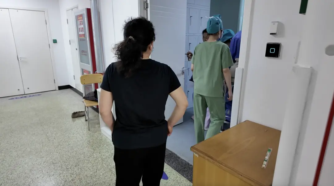 产房门外不断张望的产妇家属/记者拍摄