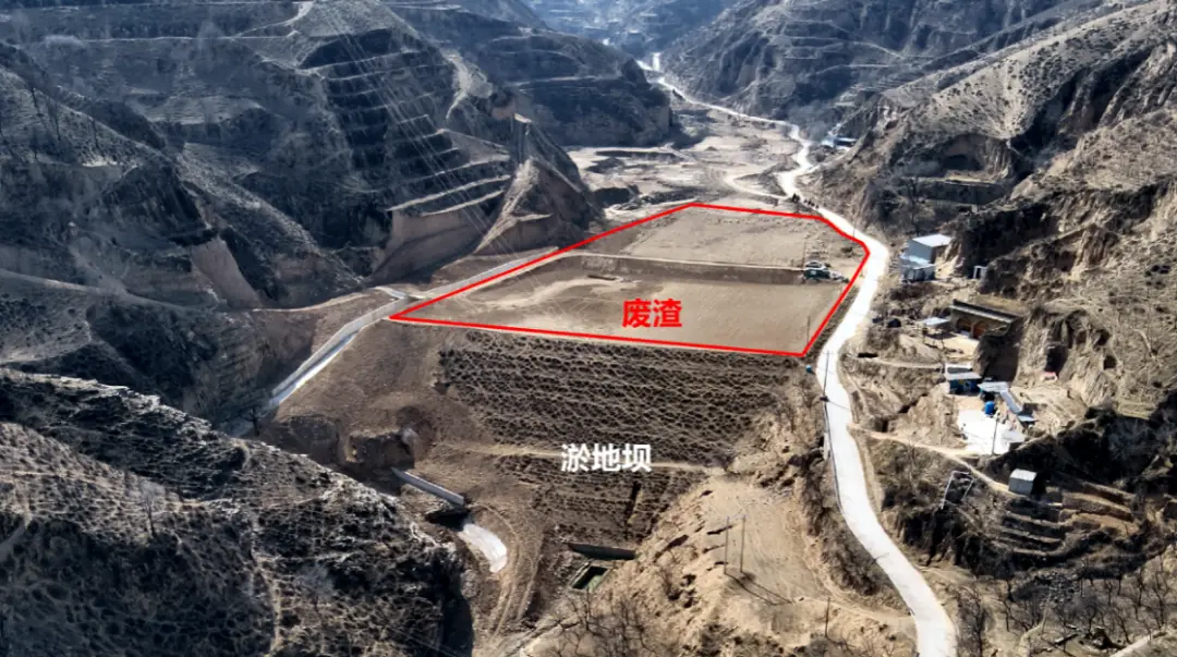 图2 2025年2月26日，督察组暗查发现，榆林市绥德县西贺家石高粱咀淤地坝库区内堆放弃渣，库容已满。