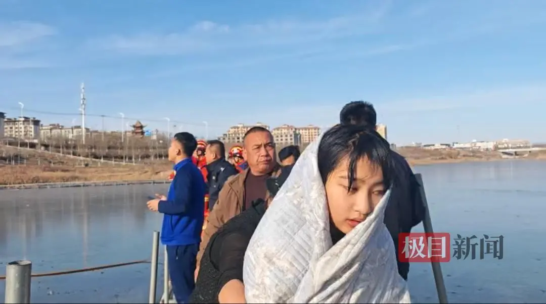 13歲女孩爬冰救人,被救男童家長:上門送酬金遭拒