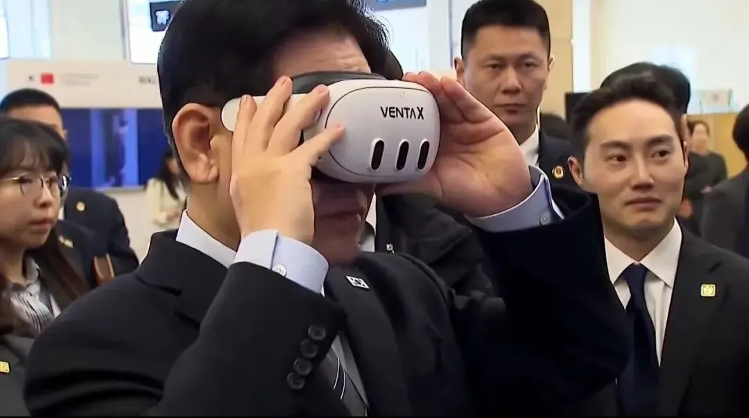◆1月7日，李在明出席在上海国际会议中心举行的韩中风险创投资峰会，并体验虚拟现实设备Venta X。