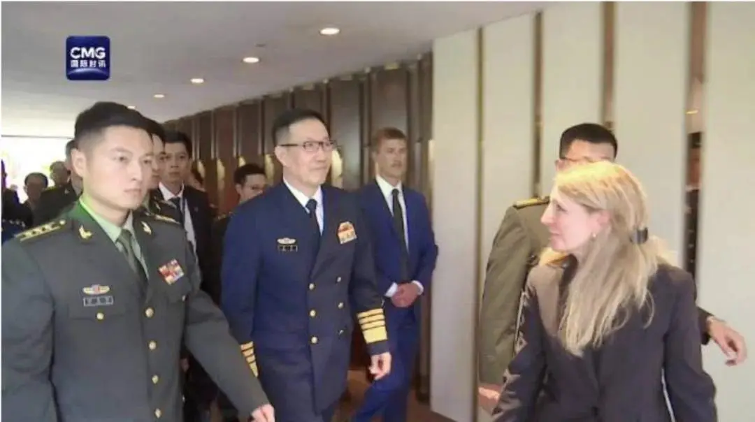 董军（左2）步入中美防长会谈会场 图：CCTV国际时讯