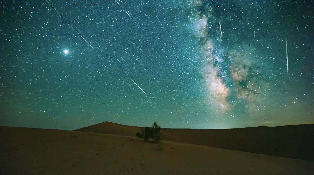 △武威民勤沙漠雕塑公园附近的星空。（图/图虫创意）