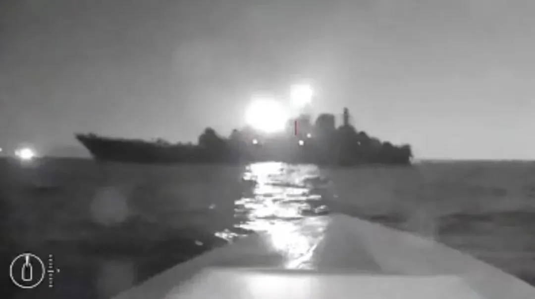 这是社交媒体8月4日流传的一段视频，显示乌无人艇袭击俄军舰（来源：环球网）