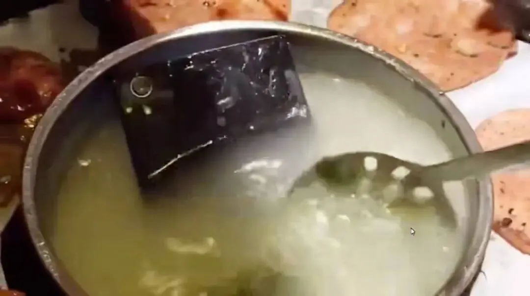 互聯網遠古記憶：索尼 Z5 Premium 煮火鍋